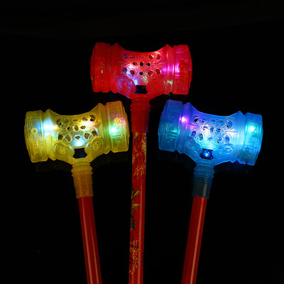 夜市景区地滩热卖新款儿童发光玩具自动弹射伸缩灯光昊天锤厂批发