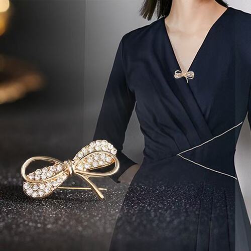 Autumn new new style, light luxury style, diamond-encrusted fashion, all-matching bow brooch, anti-exposure suit, corsage