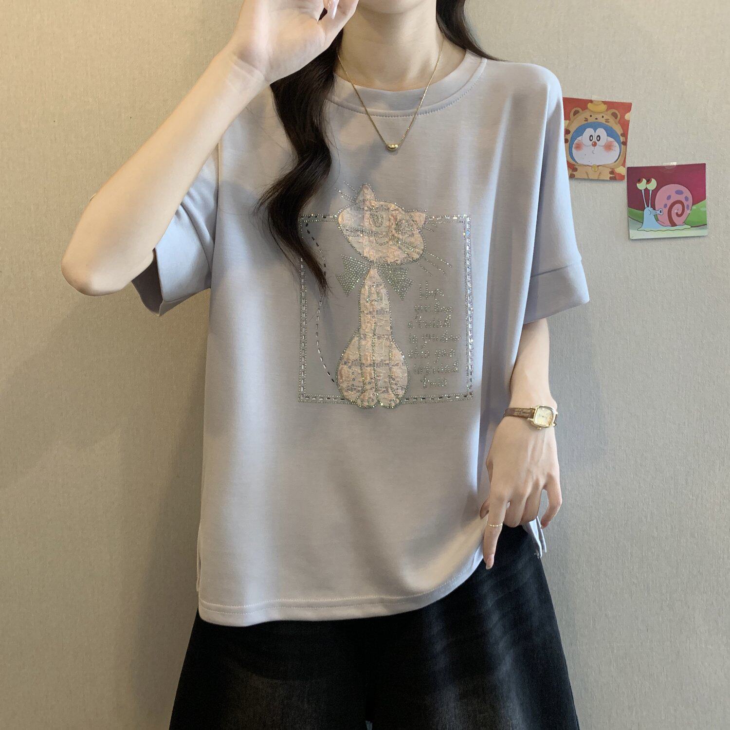 Áo thun nữ tay ngắn cổ tròn, phong cách trẻ trung, đính đá lấp lánh, form rộng thoải mái — màu đen chi tiết 5
