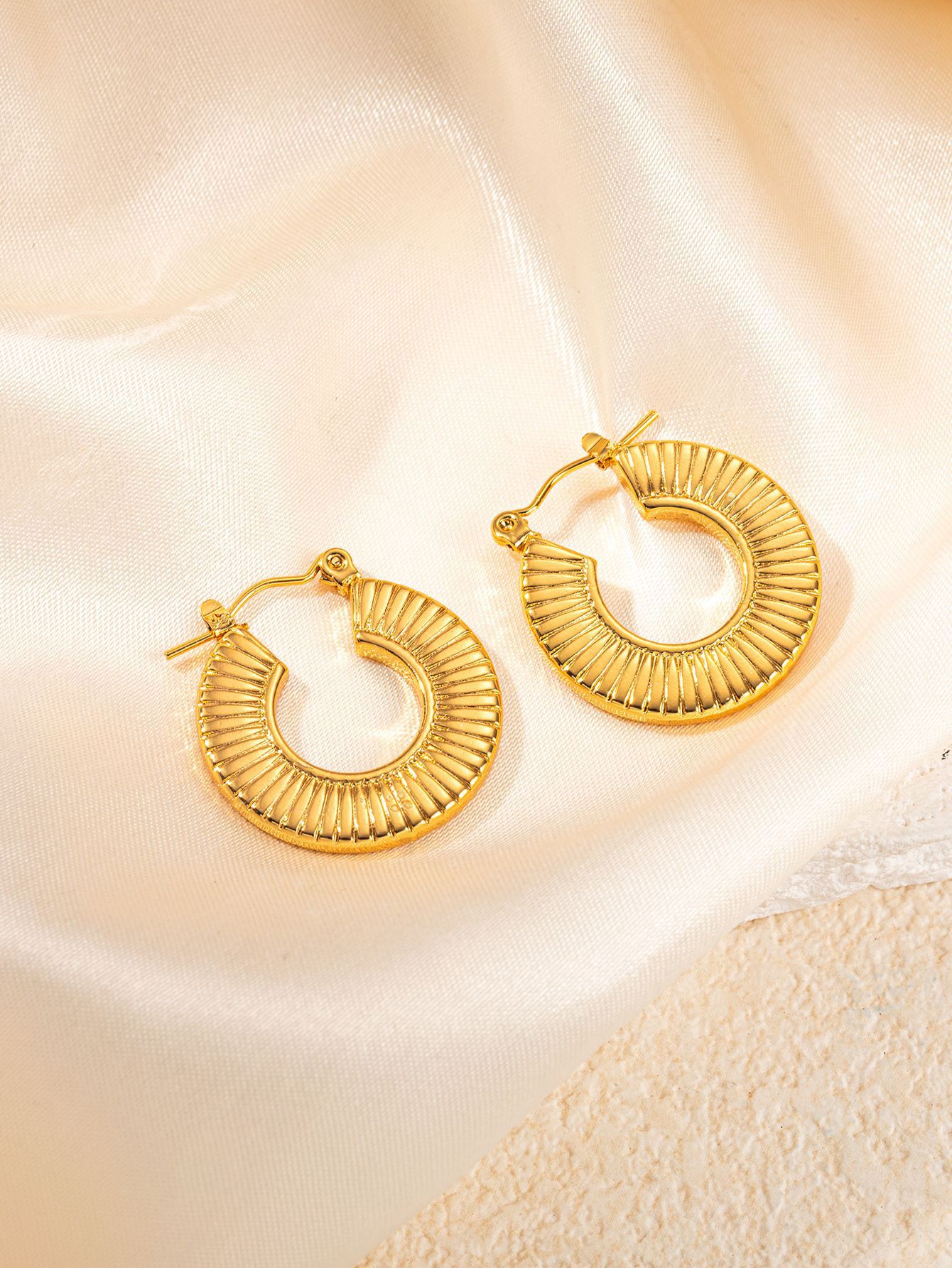 U자형 질감의 귀걸이