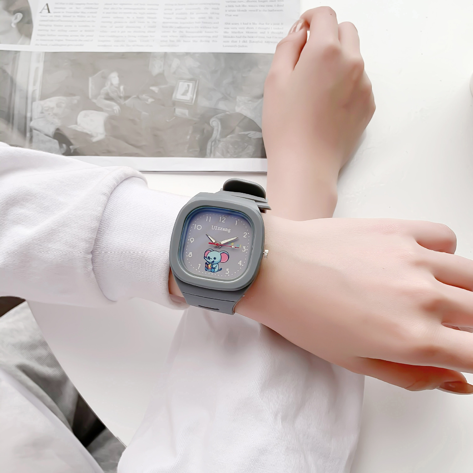 Quartz Movement Cartoon Pattern Unisex Gender Sports Style Sports Cartoon Buckle Quartz Kids Watches