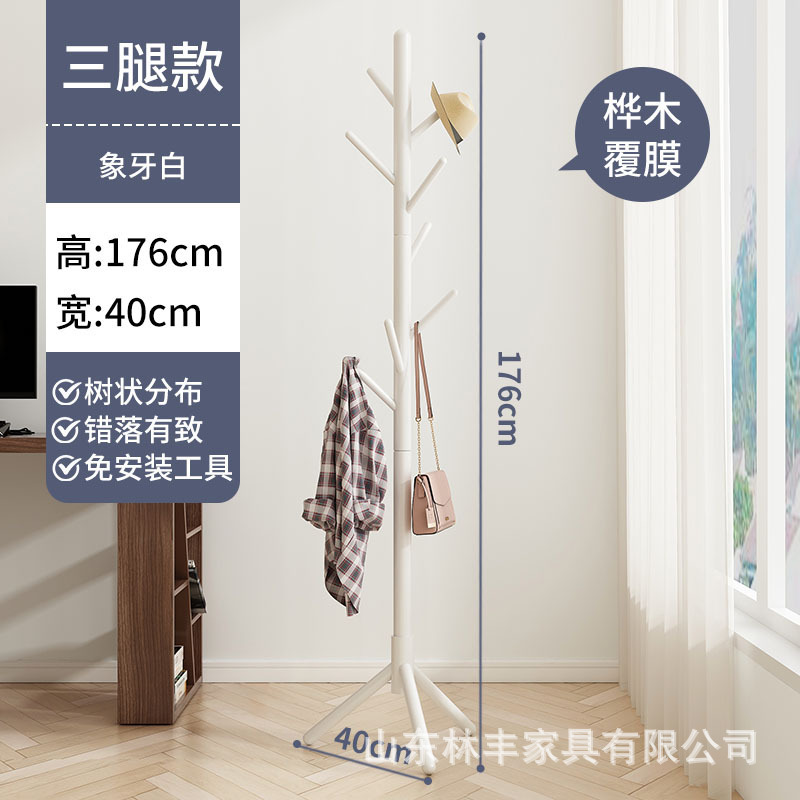 木の服のハンガーが床に落ちています。|undefined