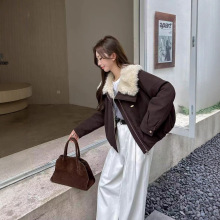 �W؛�r�б������ë���I�Ӻ���Ƥ�qһ�w��������Ů���b�¿