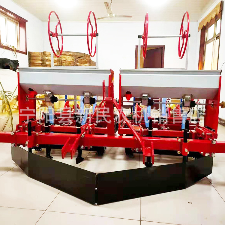 山东临沂小四轮拖拉机带蔬菜铺膜精播机施肥可加喷药滴灌架子批发