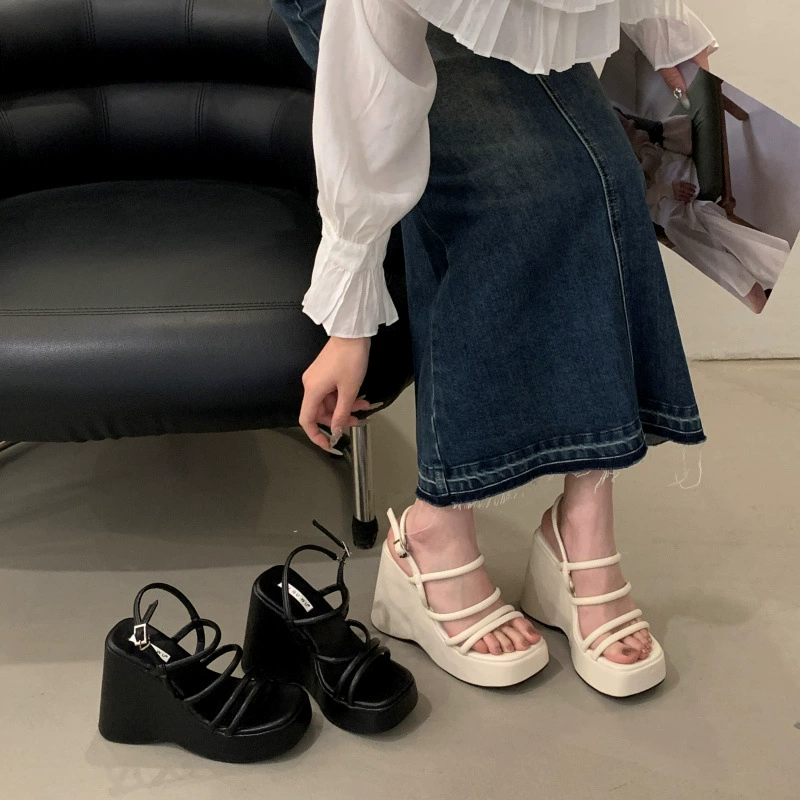 2025 модные римские плоские повседневные сандалии с суперволокнистой платформой на клиновидном каблуке и юбками, стиль интернет-знаменитостей с однорядными пряжками
