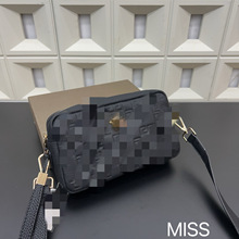 新款男士邮差包斜挎包单肩包男士小挎包时尚信使包经典老花小方包