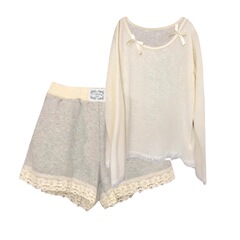 蝶結びのレースは薄いtシャツのブラウスを重ねて着ています。
