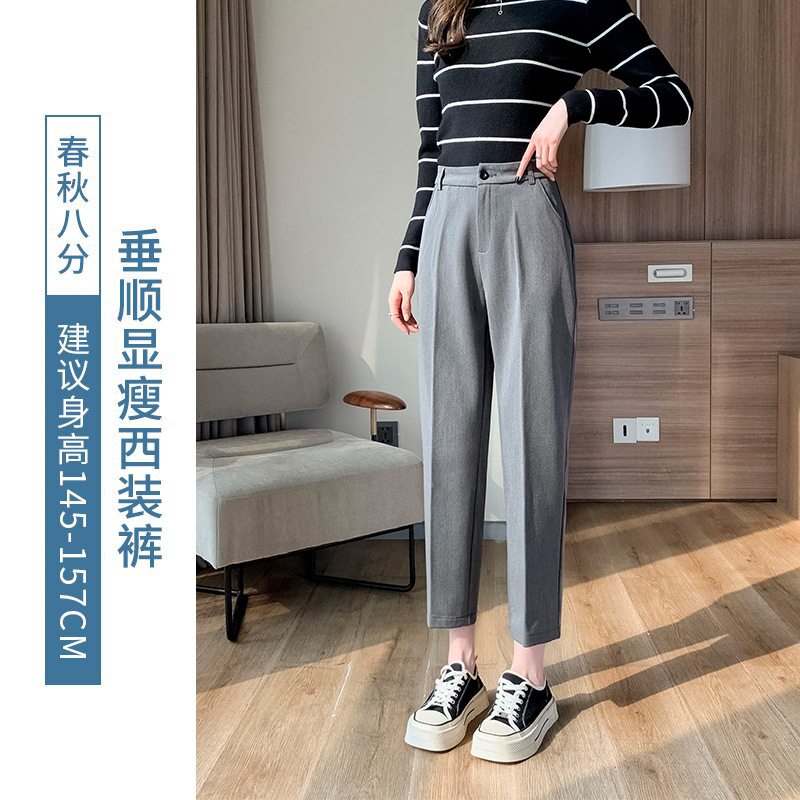 黒いスーツのズボンの女性のペンダント感があります。|undefined