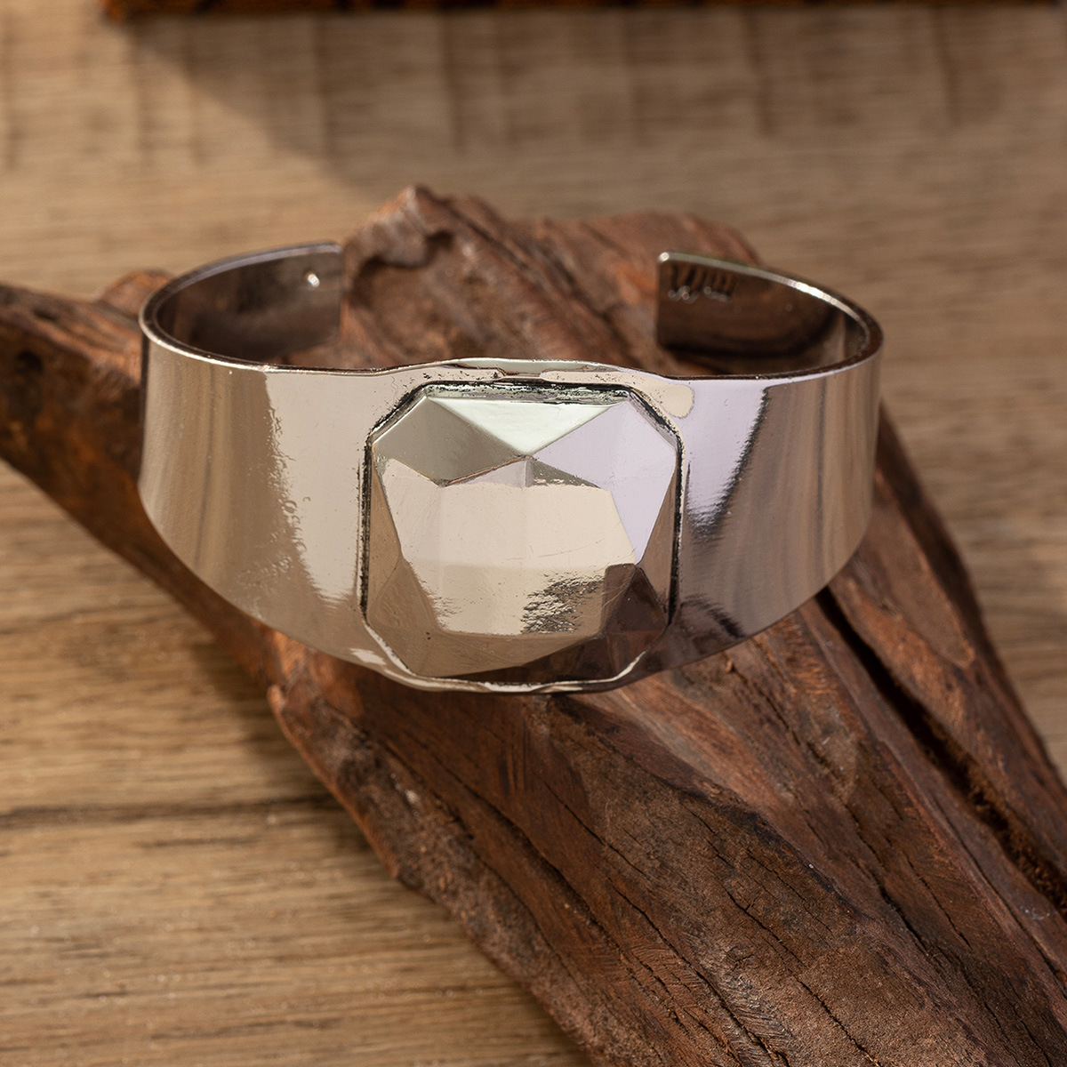 Joyería transfronteriza Vintage famoso estilo étnico pulsera abierta amplia superficie tallada exquisita textura con incrustaciones de turquesa pulsera