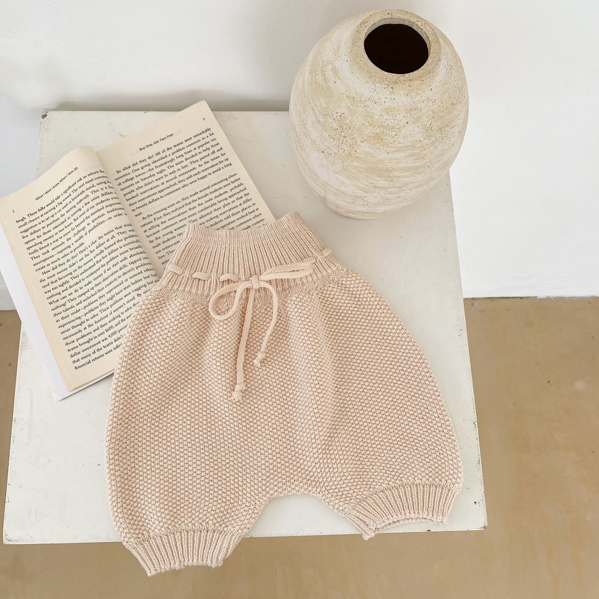 2024 Tavaszi Baba Férfi és Női Kötött V-nyakú Buborékos Ujjú Kabát Lámpás Rövidnadrág Két Részes Szett_voghion.com