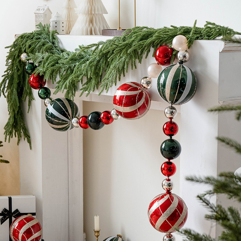 クリスマス装飾15cm彩色クリスマスボールクリスマスツリー装飾デパートのショーウインドーに大きなボールペンダントを配置する|undefined