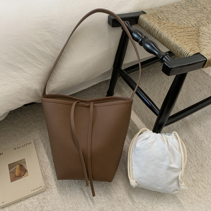 Bolsa de cubo de viaje coreano para mujeres 2025 nuevo estilo de alta calidad, bolso de hombro de cuero suave de gran capacidad, bolso de madre