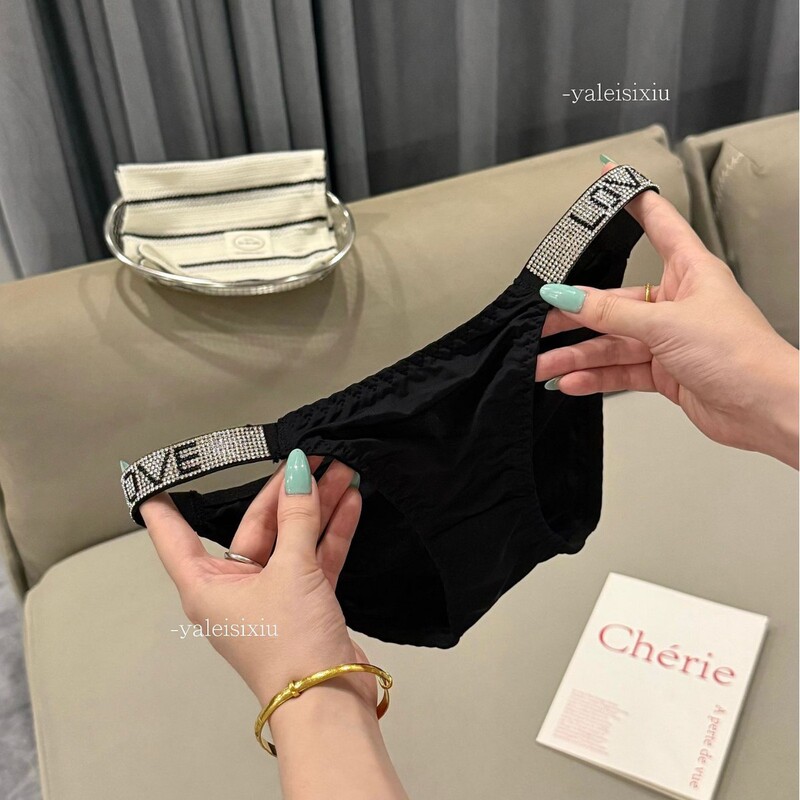 026 # European and American fashion high-end women's ice silk panties with personalized rhinestones, comfortable and breathable summer women's new triangle briefs
