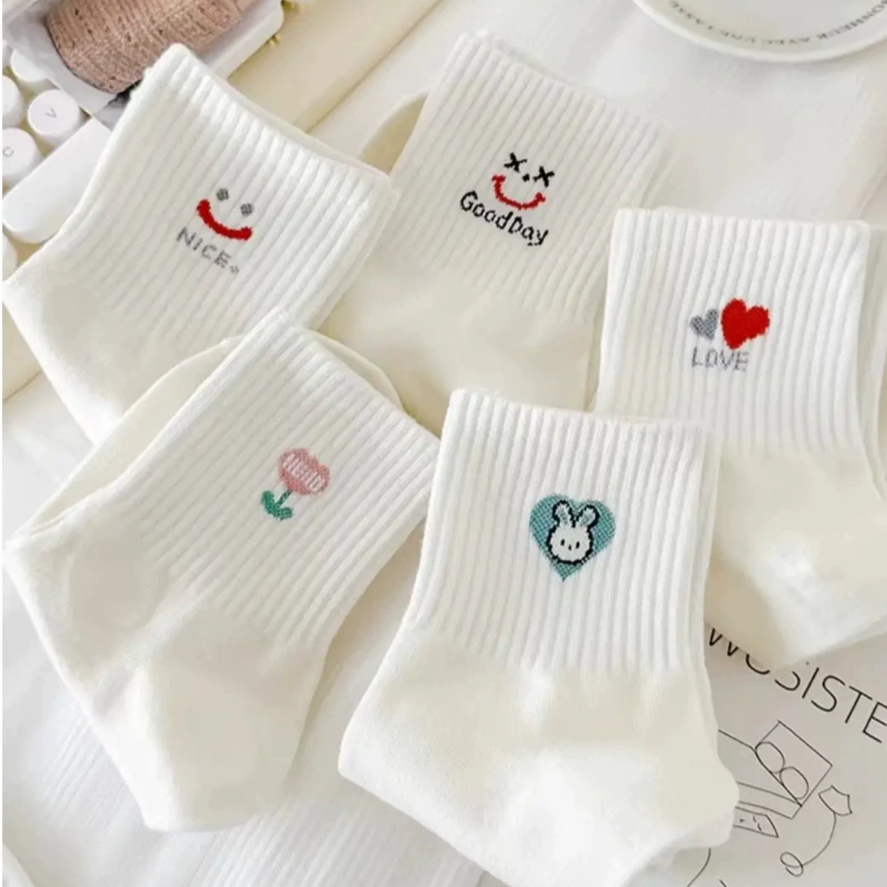 Осенние и зимние средние носки женские мультяшные вышивка повседневные хлопчатобумажные носки женские простые женские дышащие носки оптом