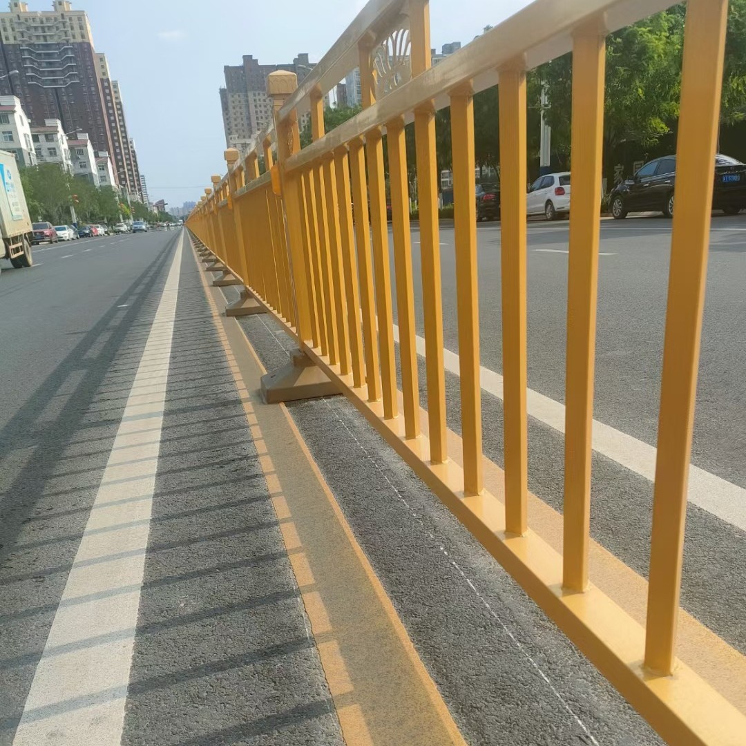 重庆市加工生产庭院小区围墙网锌钢道路市政护栏网厂家量大优惠