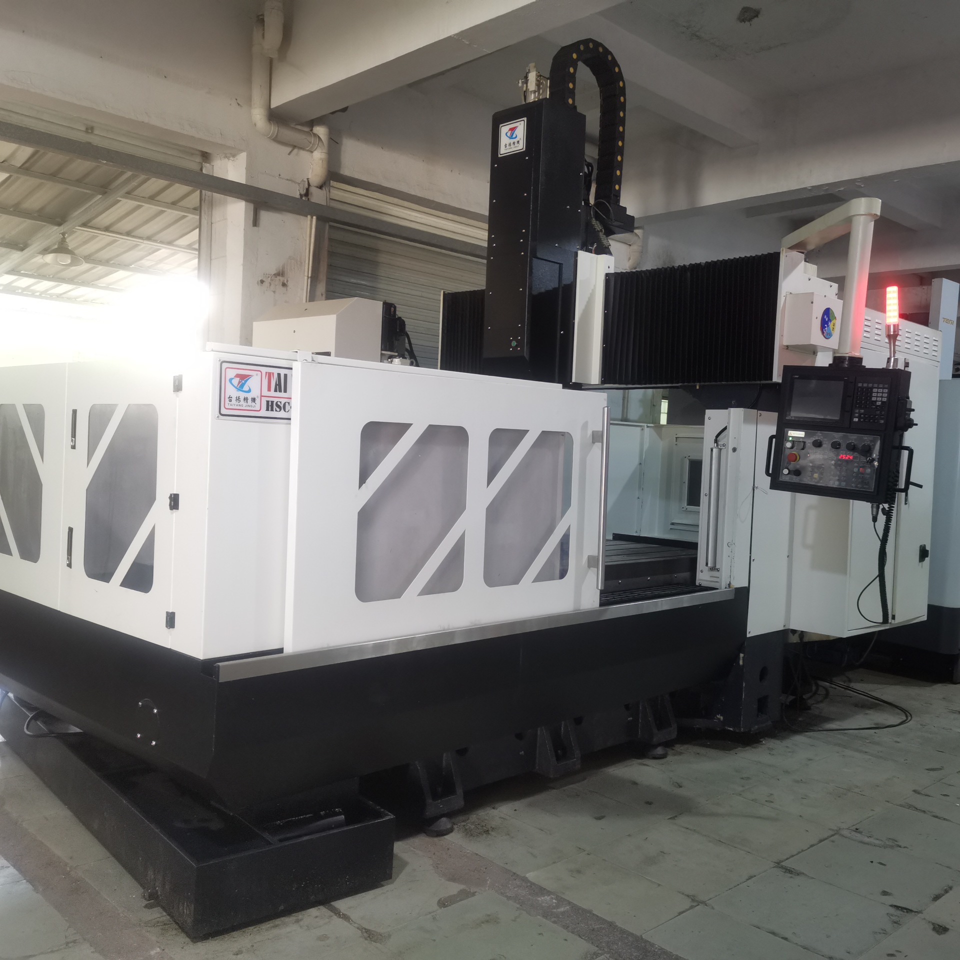 台杨2015龙门加工中心，三菱M80系统，BT40主轴12000转智能数控