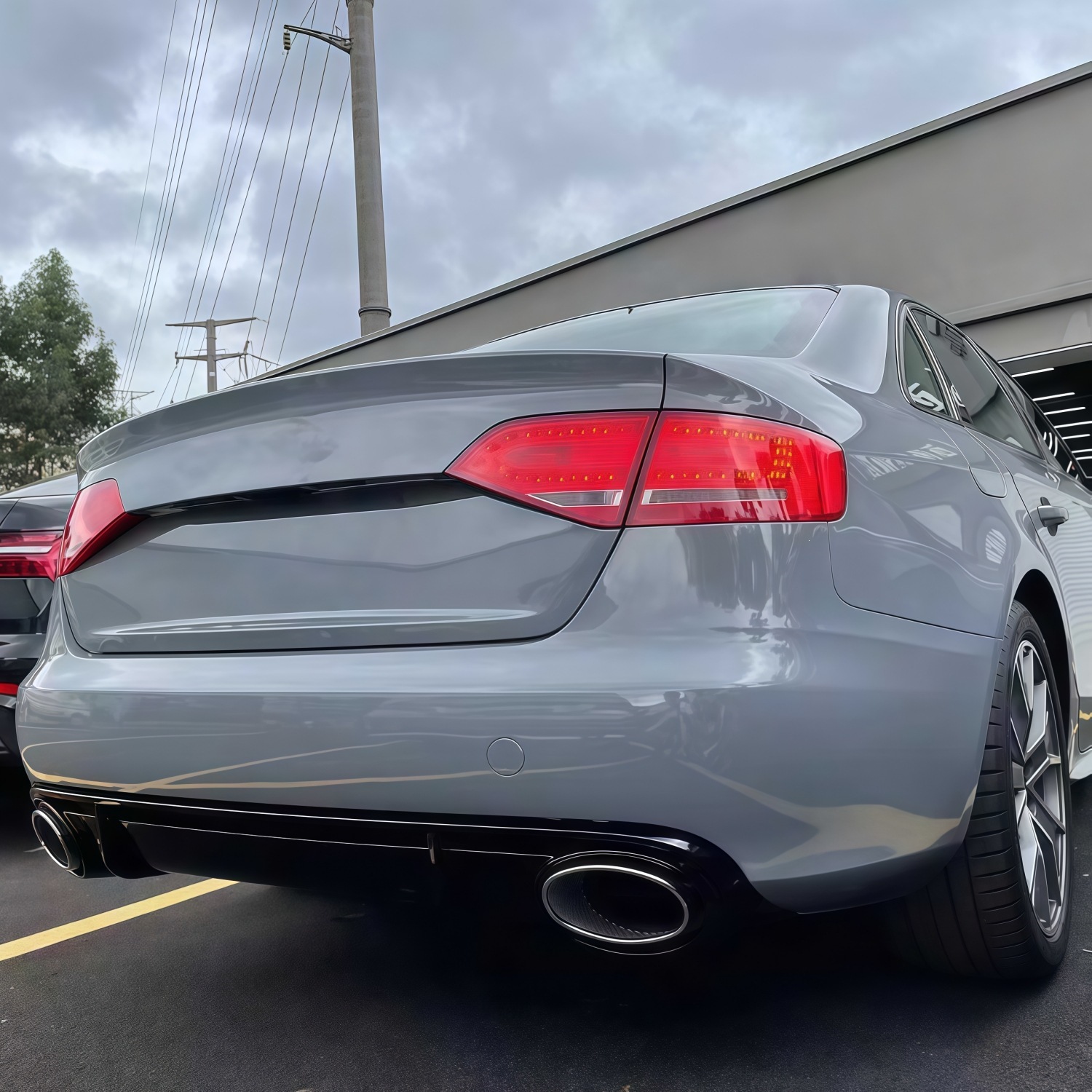 09-12 models suitable for Audi A4L, modified with RS4-style front bumper and RS4 front grille, directly supplied by the manufacturer