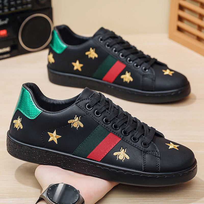 Sneakers casual da uomo bianche con ricamo ape e strisce_voghion.com