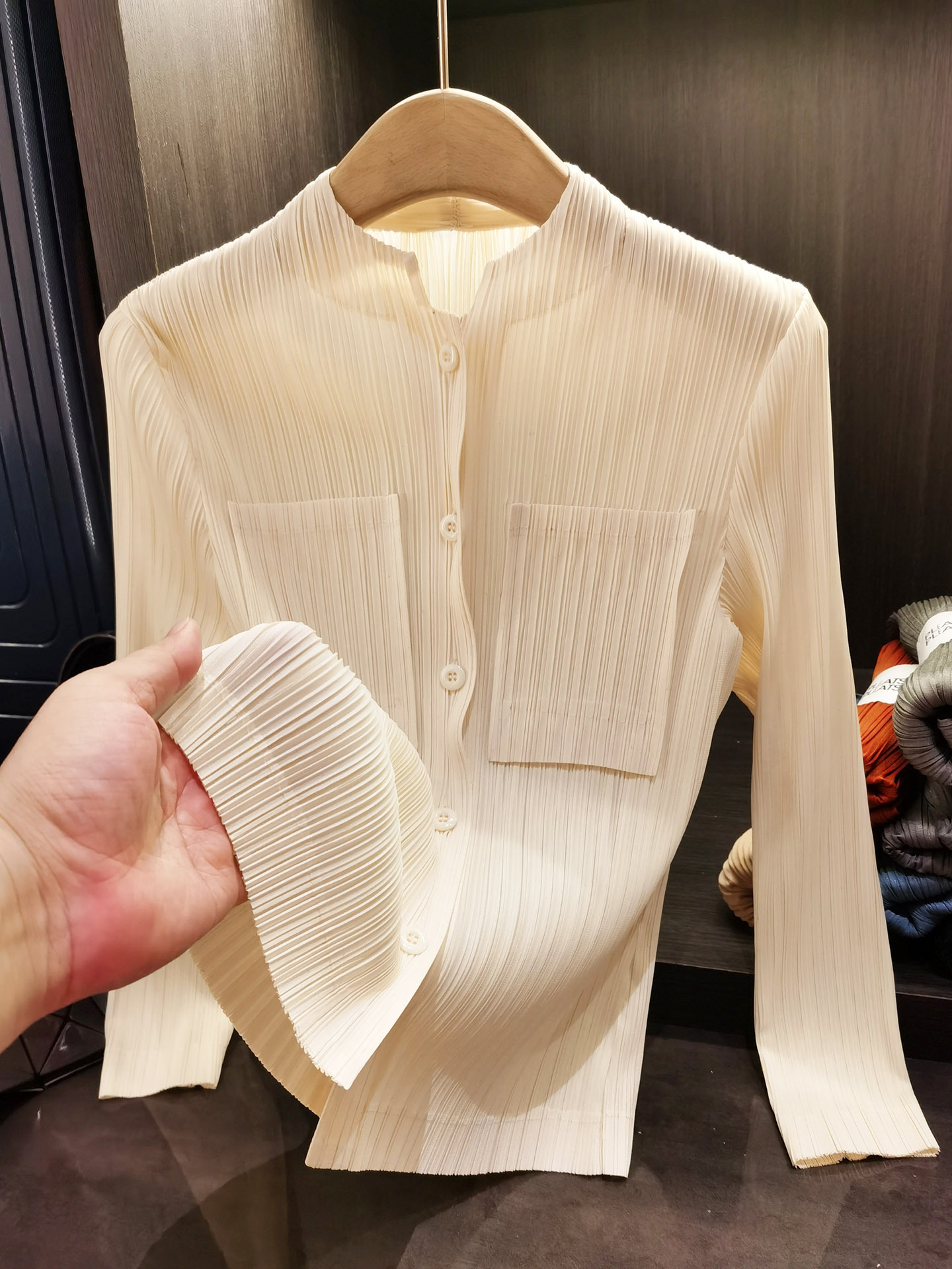 Áo sơ mi nữ dài tay cổ đứng dáng rộng trơn màu xuân hè — đen, quả mơ