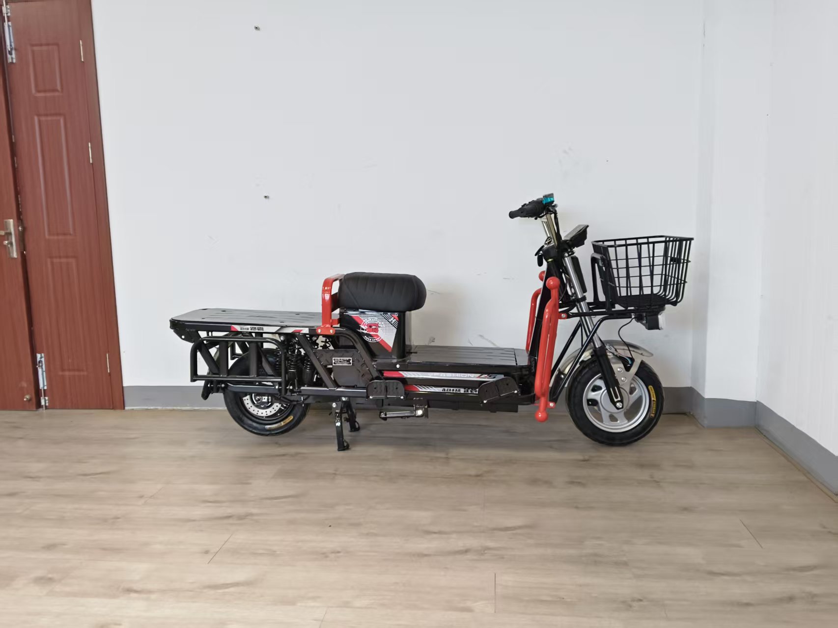 Export Heavy-Duty Electric Motorcycle, Two-Wheeled Electric Vehicle for Cargo Hauling and Delivery, Long-Range Tinplate Vehicle, Manufacturer Wholesale