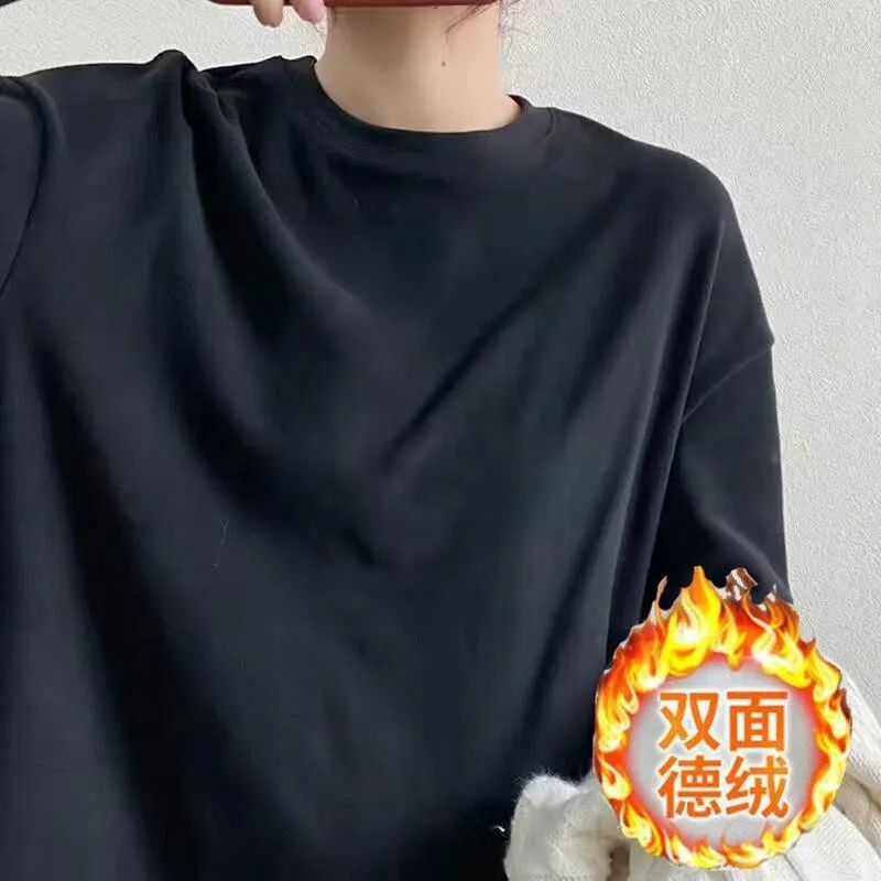 暖かくて厚い両面の徳の絨毛の丸首の白い底のシャツの女性とベルベットの秋冬の毛の中でゆったりしている中で長いtシャツを掛けます。