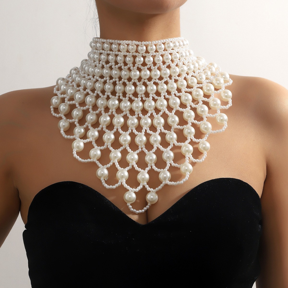 Joyas transfronterizas europeas y americanas cadena de cuerpo de perlas hueca creativa moda sexy chal de perlas borla cadena de pecho de alta calidad