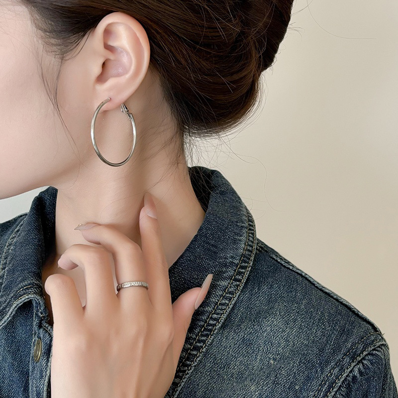 Pendientes de aro lisos para mujer, lujo ligero, pendientes de alta gama, pendientes populares, aretes de diseño exclusivo, aretes de otoño e invierno al por mayor