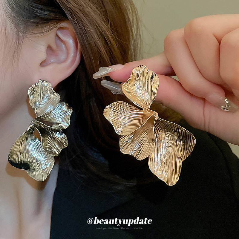 Pendientes de flores tridimensionales de viento frío transfronterizo Pendientes de temperamento de alta gama de lujo ligero Pendientes de metal de personalidad europea y americana
