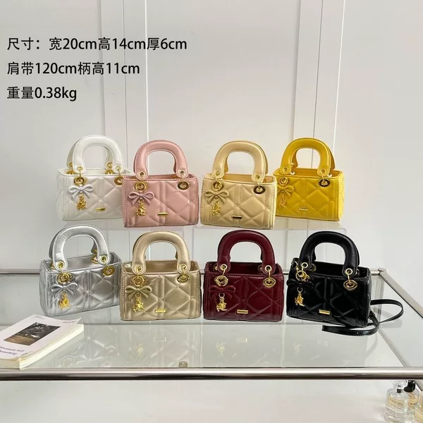 Cross-border light luxury small square bag 2026 new diamond pattern women's crossbody versatile handbag niche fashion trendy women's leather goods