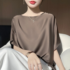 2025夏の婦人服の新型のコウモリのシャツの四角形のシンプルなショールの純色のカジュアルなシミュレーションの糸の無痕のサテンの外装