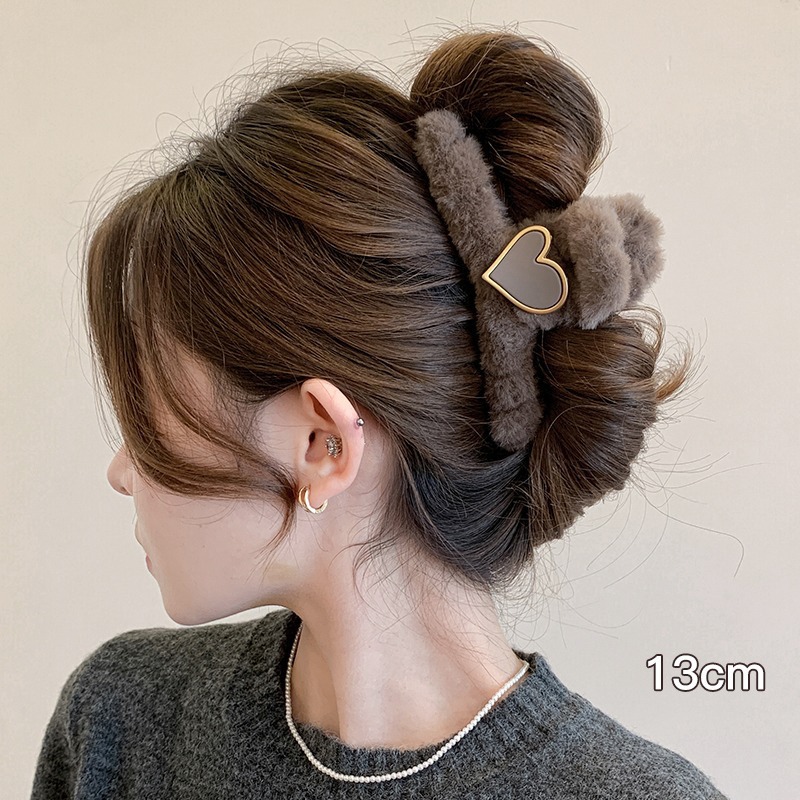 2025 nuevo clip de peluche lindo temperamento peludo detrás de la cabeza de cabello de alto nivel sensación de tiburón clip grande mujer