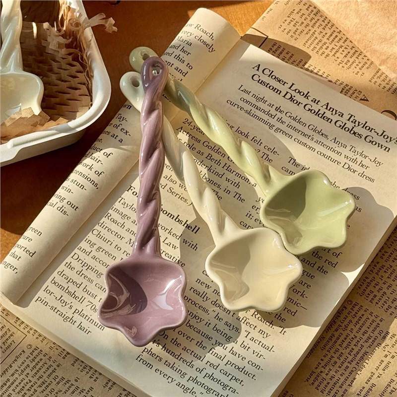 Cucchiaio da caffè/dessert in ceramica INS a forma di stella attorcigliata, di alto valore, carino, creativo, da celebrità di Internet._voghion.com
