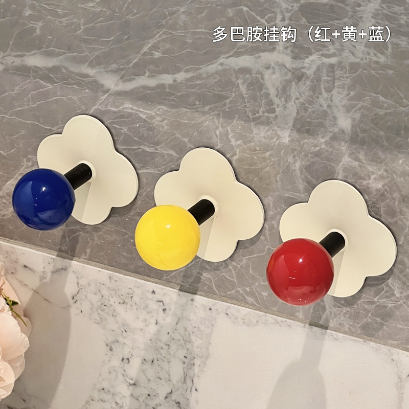 3 ganchos de flores (rojo, amarillo y azul)