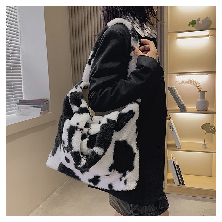black and white checkerboard large capacity plush tote bag autumn and winter new simple plush shoulder bagpicture7