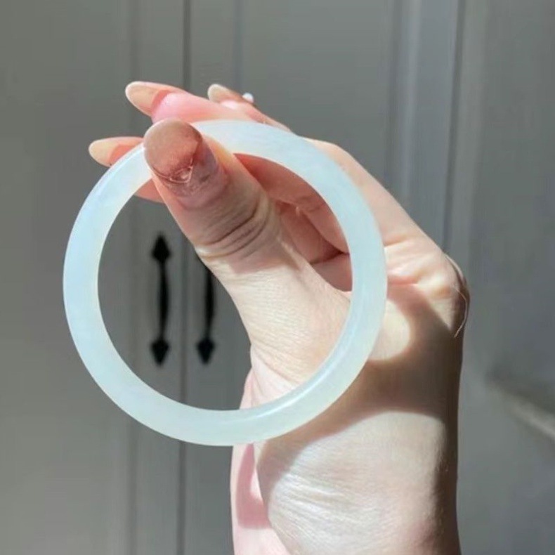 Vòng tay ngọc bích Hetian Tân Cương dạng tròn mảnh, tự nhiên, phong cách cổ điển chi tiết 2