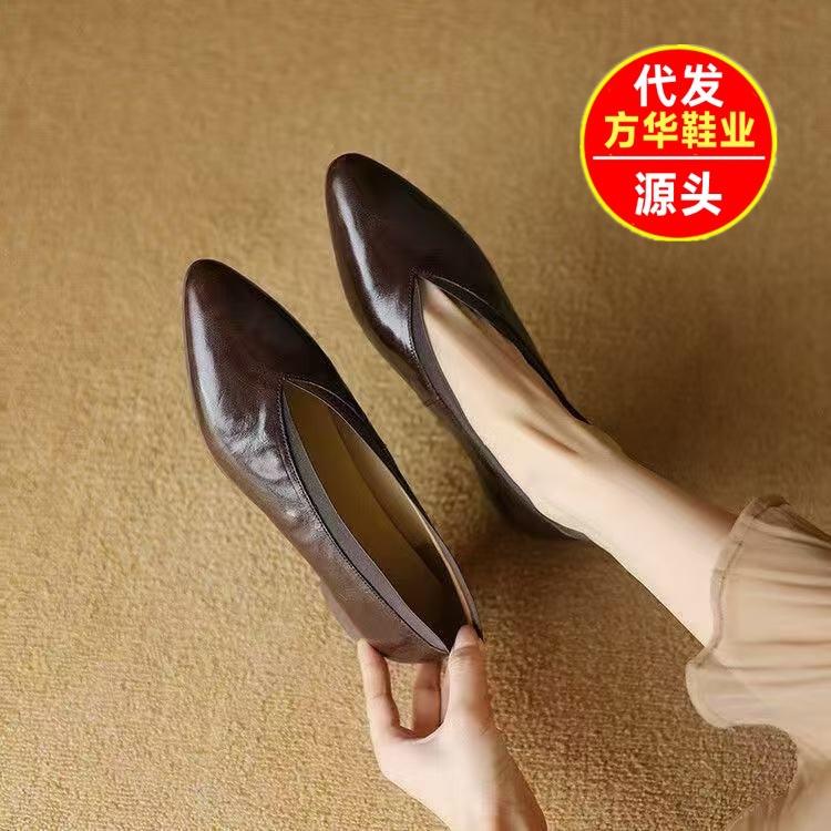 一脚蹬中低法式气质复古尖头松紧V口2025春季新款真软皮奶奶鞋女