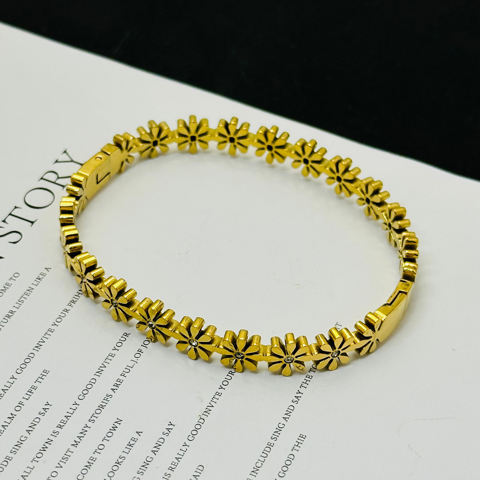 Flor de patrón pequeño pulsera de acero de acero de la mujer Xia Zhong nicho sensación de diseño ligero lujoso joyas de acero inoxidable de alta calidad temperamento simple