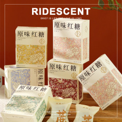 紅糖のお土産と女性の実用的で高級な贈り物の喜茶の付き添い人のお返しの贈り物のプレゼントの箱の中にプレゼントがあります。