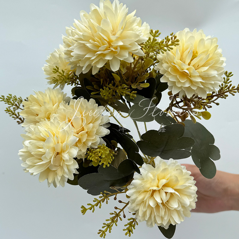 유백색