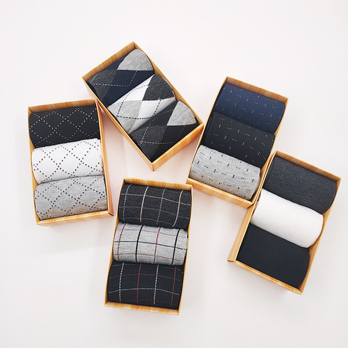 Wholesale 3 pairs of box-pack men's business casual polyester cotton mid-calf socks, four-season simple solid color men's cotton socks for students