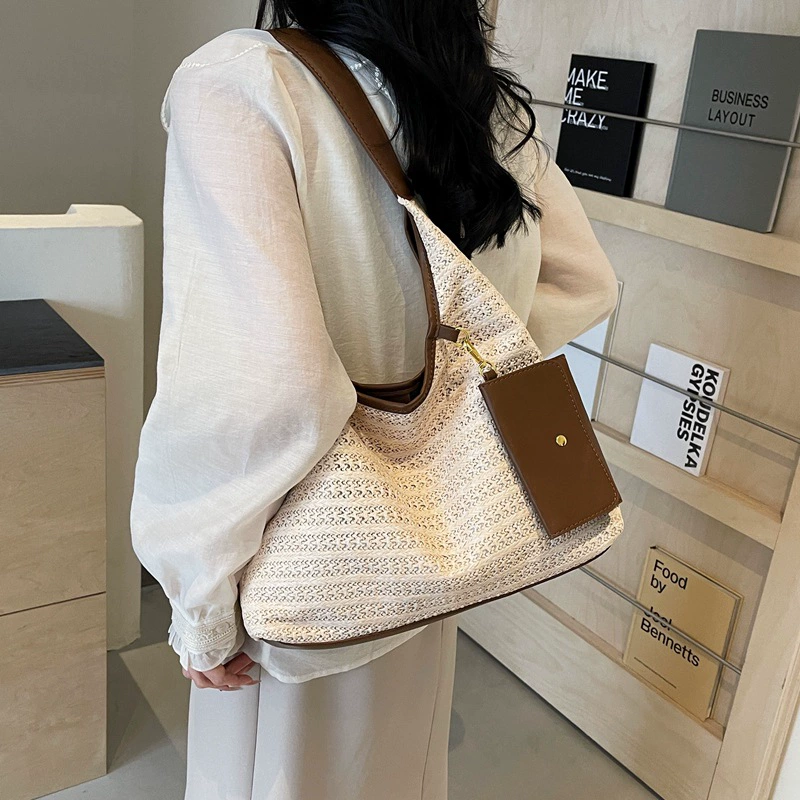 Straw capacious beach bag