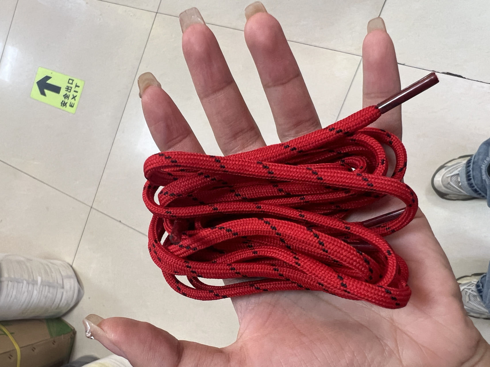 Cordones redondos de 5 mm para zapatos de papá, botas de senderismo, botas estilo Martin, con rayas diagonales en negro, blanco y amarillo.