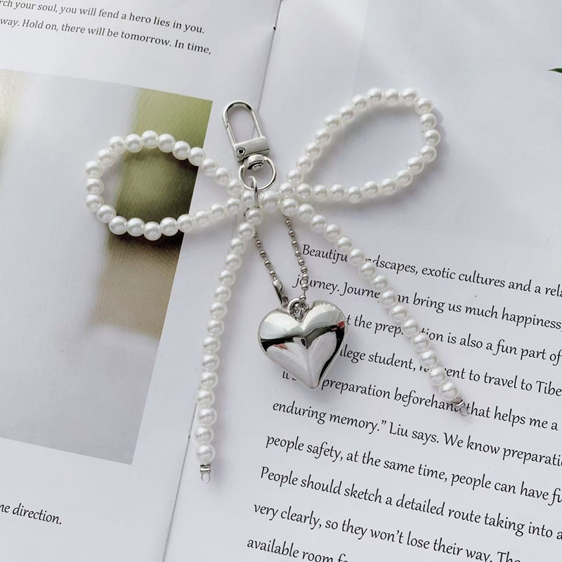 Ins coreanos nueva chica dulce lazo de perlas colgante de amor plateado llavero colgante de auriculares Bluetooth colgante