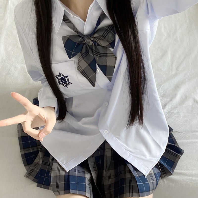 Синяя рубашка с длинными рукавами и вышивкой.