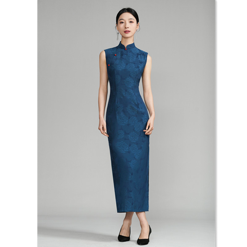 A stylishly updated, double-sided embroidered, sleeveless cheongsam with a long design, featuring the 2025 Spring and Summer collection for daily wear.