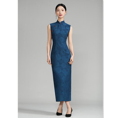 A stylishly updated, double-sided embroidered, sleeveless cheongsam with a long design, featuring the 2025 Spring and Summer collection for daily wear.