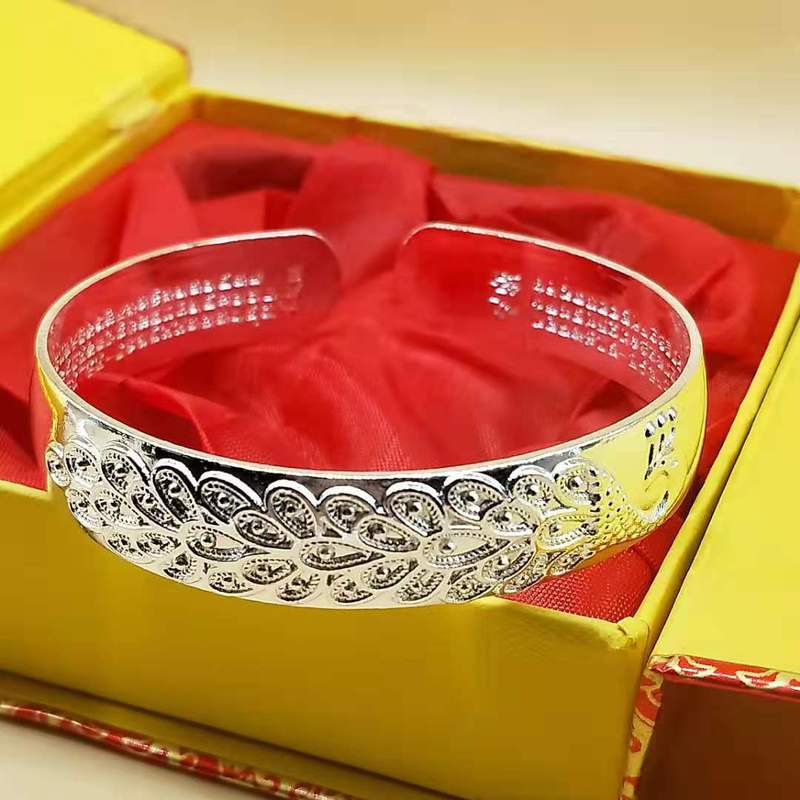 ファッションの震える音の金のバレンタインデーは銀の腕輪の女性をめっきします。|undefined