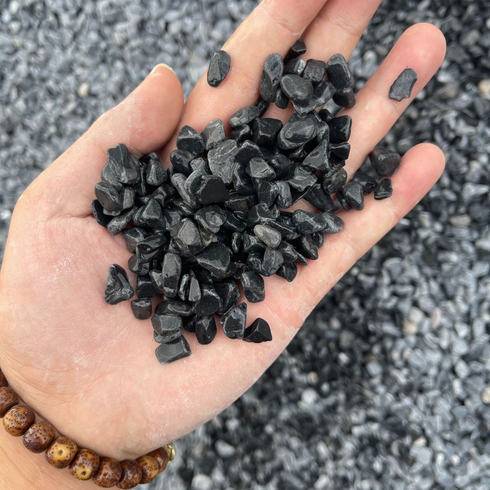 供应黑石子黑色砾石日式庭院枯山水造景黑色卵石深灰色石子水洗石