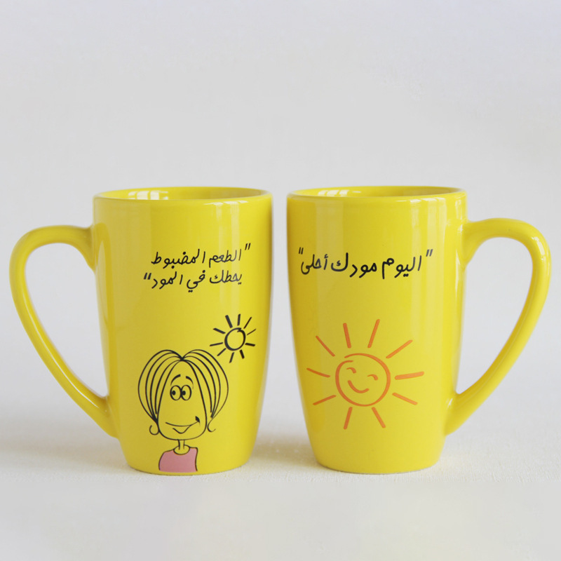 工厂直供外黄内白双色釉可定logo陶瓷腰鼓杯陶瓷马克杯