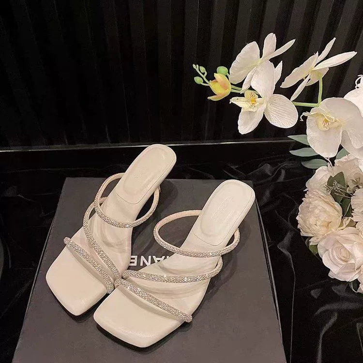 Модные стразы на высоких каблуках женские 2024 новые слова с тапочками женские наружные сандалии дикие черные сандалии с тонкими ленточками